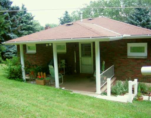 110 Pace St, Irwin, PA 15642 photo 2