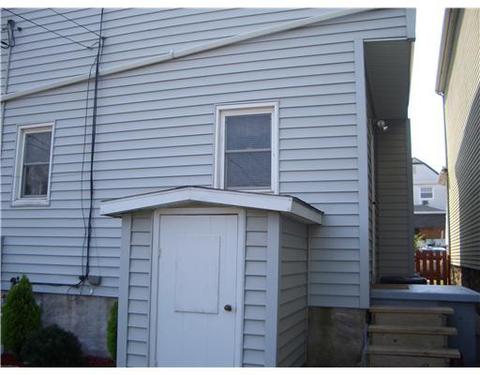 132 Sumner St, Vandergrift, PA 15690 photo 4