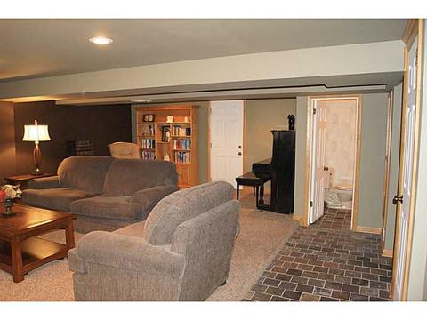 209 Burch Dr, Coraopolis, PA 15108 photo 6