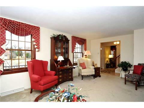 207 Windsor Dr, Coraopolis, PA 15108 photo 4