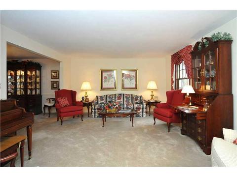 207 Windsor Dr, Coraopolis, PA 15108 photo 5