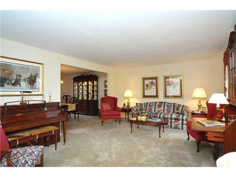 207 Windsor Dr, Coraopolis, PA 15108 photo 3