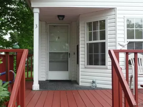 3 Spruce Ct, Bath, PA 18014 photo 2