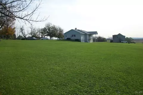 2916 Sickle Rd, Bath, PA 18014 photo 3