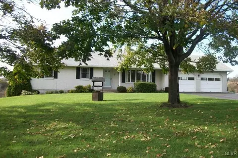 2916 Sickle Rd, Bath, PA 18014 photo 2