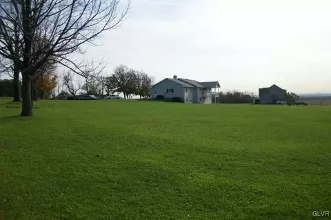 2916 Sickle Rd, Bath, PA 18014 photo 4