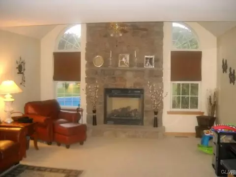 2784 Maefield Rd, Bath, PA 18014 photo 3