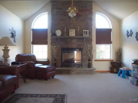 2784 Maefield Rd, Bath, PA 18014 photo 4