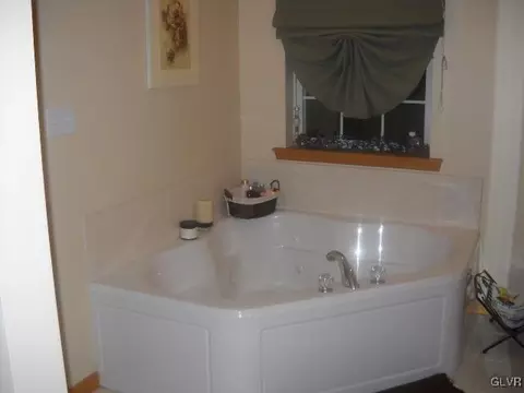 2784 Maefield Rd, Bath, PA 18014 photo 18