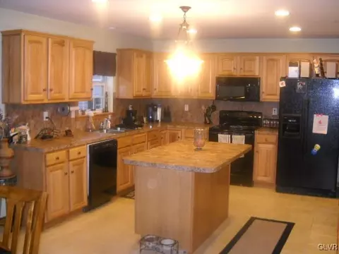 2784 Maefield Rd, Bath, PA 18014 photo 8