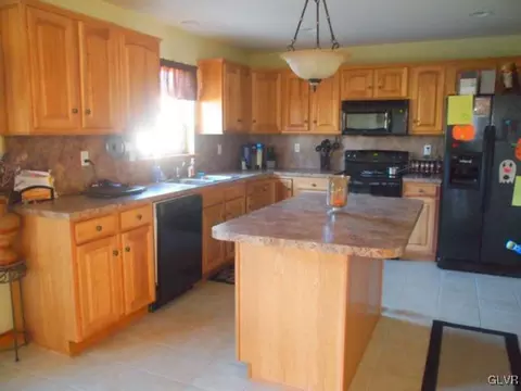 2784 Maefield Rd, Bath, PA 18014 photo 7