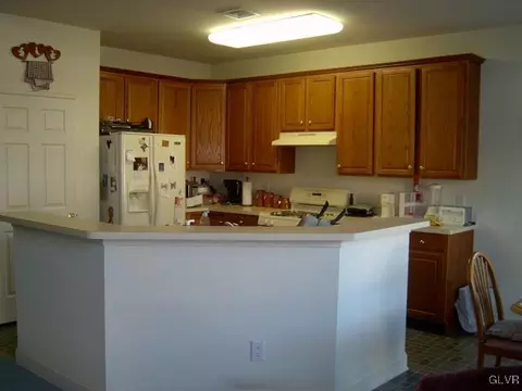 1872 Gregory Pl, Hellertown, PA 18055 photo 2