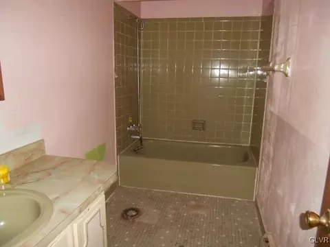 222 Old Forge Dr, Bath, PA 18014 photo 7