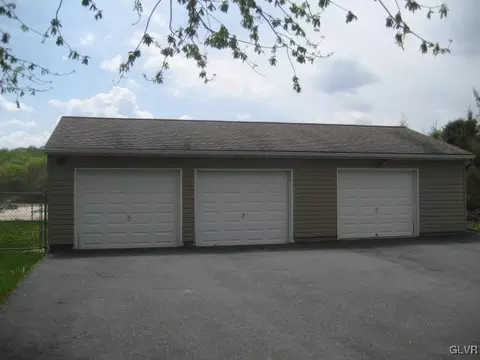 2165 E Scenic Dr, Bath, PA 18014 photo 8