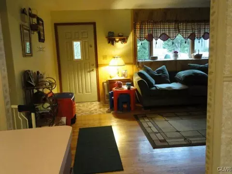 2165 E Scenic Dr, Bath, PA 18014 photo 7