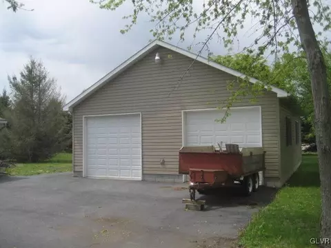 2165 E Scenic Dr, Bath, PA 18014 photo 4