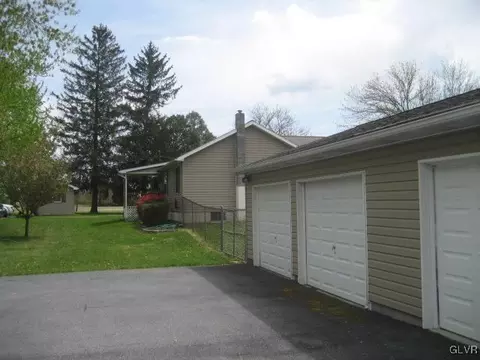 2165 E Scenic Dr, Bath, PA 18014 photo 9