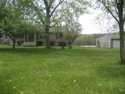 2165 E Scenic Dr, Bath, PA 18014 photo 2