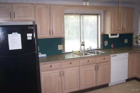1 Parkview Ct, Bath, PA 18014 photo 2
