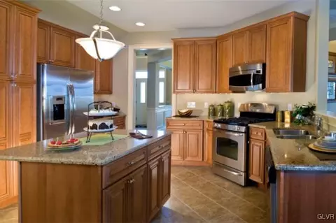 6949 Constitution Dr, Bethlehem, PA 18017 photo 7
