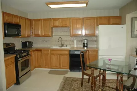 1914 Pine Ct, Hellertown, PA 18055 photo 6