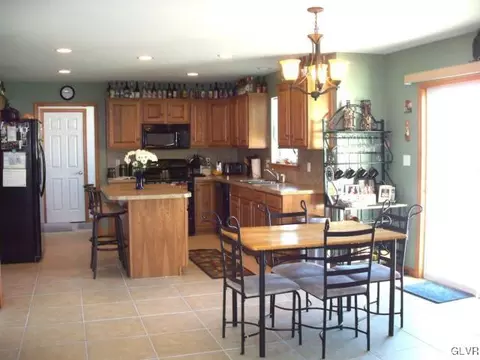 2776 Maefield Rd, Bath, PA 18014 photo 4