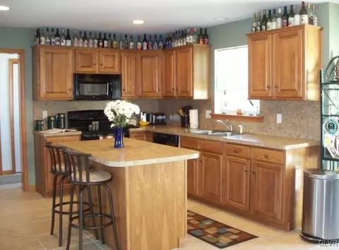 2776 Maefield Rd, Bath, PA 18014 photo 3
