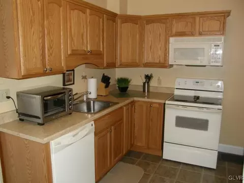 320 E Laurel St, Bethlehem, PA 18018 photo 2