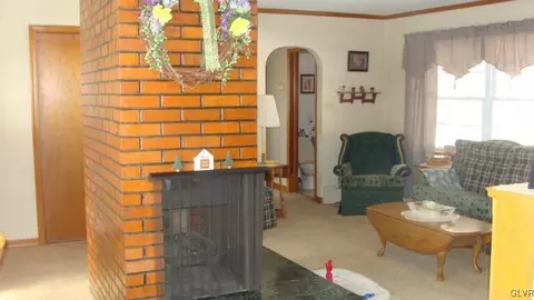 87 Moorestown Dr, Bath, PA 18014 photo 7