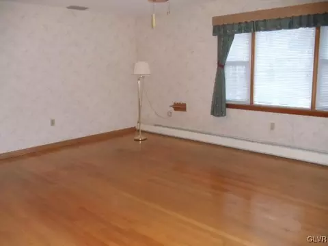 352 E Main St, Bath, PA 18014 photo 8