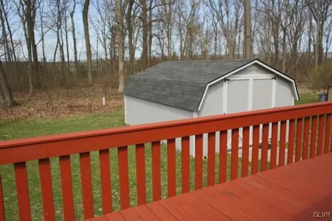 368 Black Oak Ln, Bath, PA 18014 photo 3