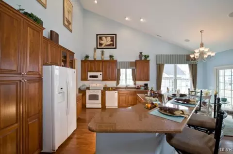 1059 Declaration Dr, Bethlehem, PA 18017 photo 9