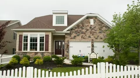 1071 Declaration Dr, Bethlehem, PA 18017 photo 1