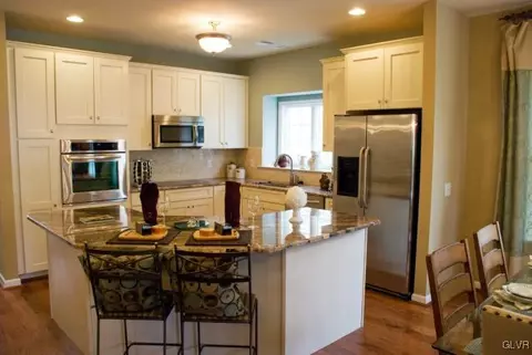 1071 Declaration Dr, Bethlehem, PA 18017 photo 4