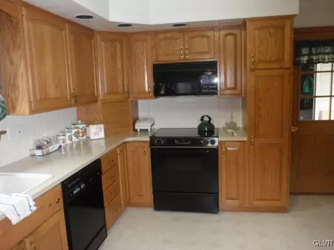 233 E 2nd St, Wind Gap, PA 18091 photo 3