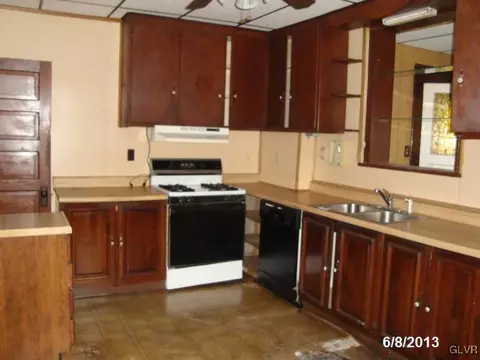 209 E High St, Hellertown, PA 18055 photo 5