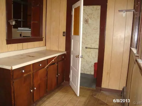 209 E High St, Hellertown, PA 18055 photo 4