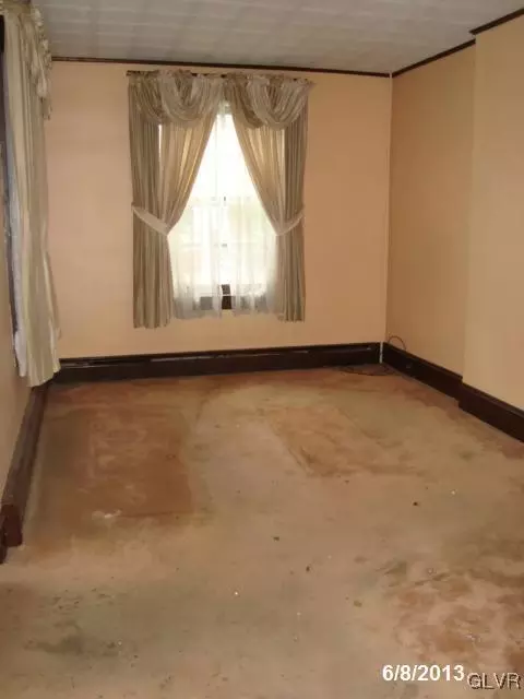 209 E High St, Hellertown, PA 18055 photo 8