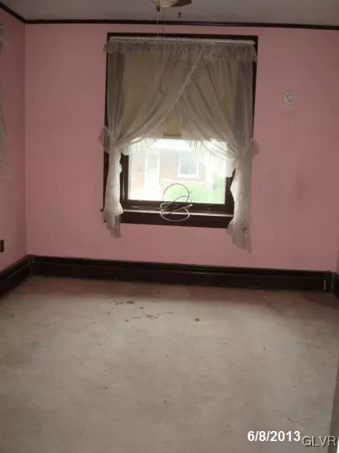 209 E High St, Hellertown, PA 18055 photo 11