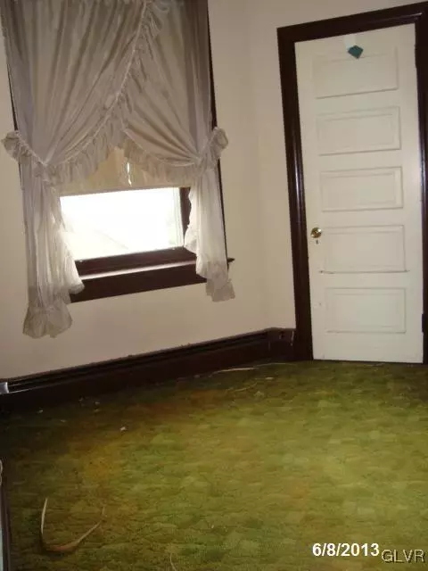 209 E High St, Hellertown, PA 18055 photo 9