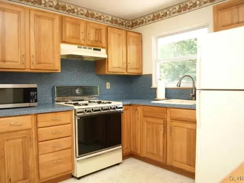 2147 Pinehurst Rd, Bethlehem, PA 18018 photo 2