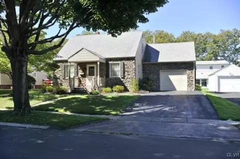 456 Maple Rd, Hellertown, PA 18055 photo 2