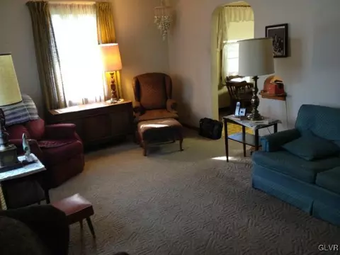 37 E High St, Hellertown, PA 18055 photo 4