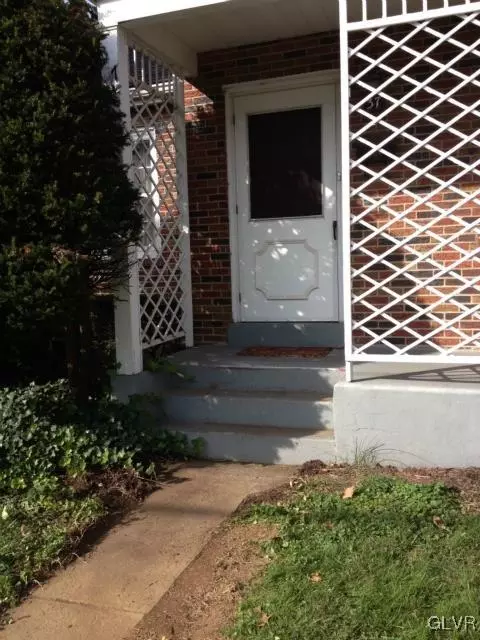 37 E High St, Hellertown, PA 18055 photo 2