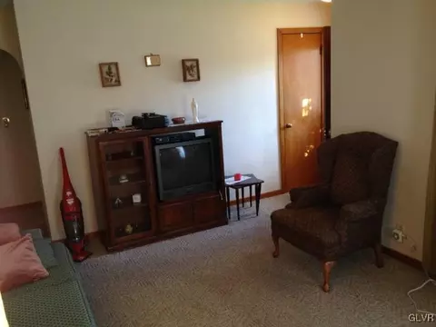 37 E High St, Hellertown, PA 18055 photo 3