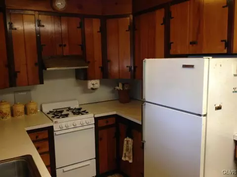 37 E High St, Hellertown, PA 18055 photo 7