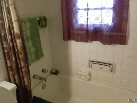 37 E High St, Hellertown, PA 18055 photo 11
