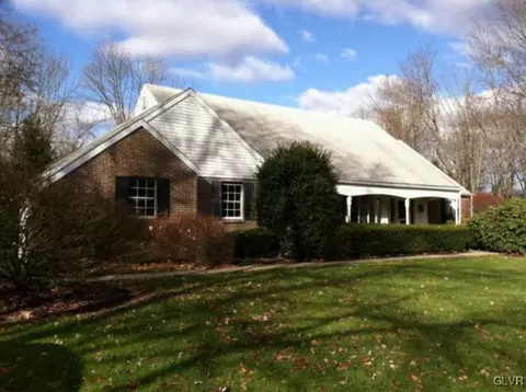 1433 Manor Dr, Bethlehem, PA 18015 photo 1