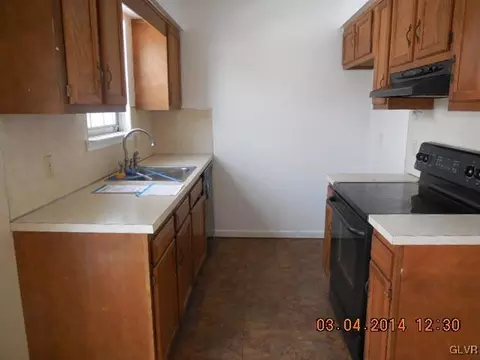 505 Old Forge Dr, Bath, PA 18014 photo 4