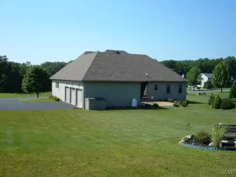 376 Apple Dr, Bath, PA 18014 photo 23